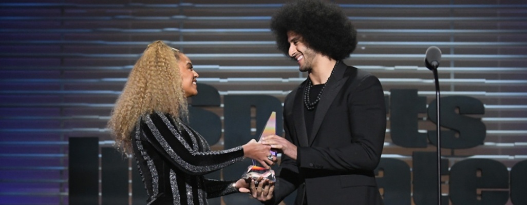Image: Beyonce Presents Muhammad Ali Legacy Award To Colin Kaepernick 