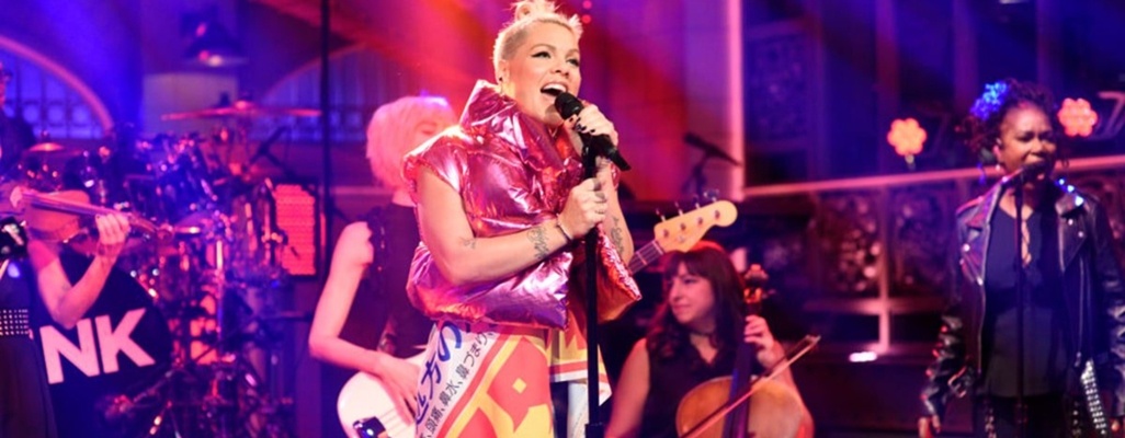 Image: P!nk Performs "What About Us" & "Beautiful Trauma" On SNL