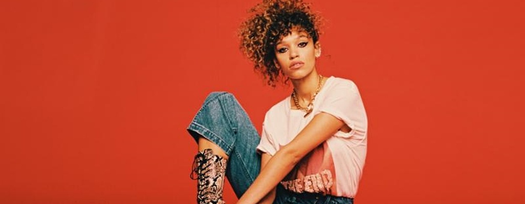 Image: Izzy Bizu Drops Glita EP & "Lights On" Visual